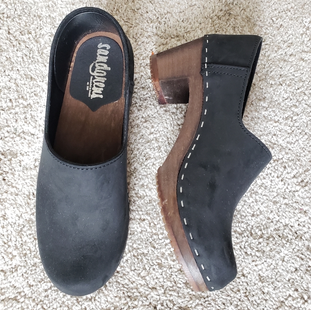 Sandgrens Bridget closed-back clogs